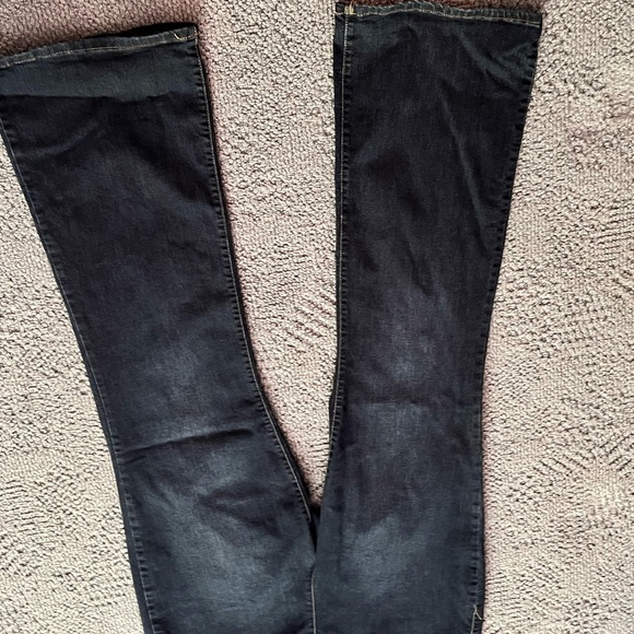 Jessica Simpson flare leg Jeans with stretch waist band. - Picture 5 of 6